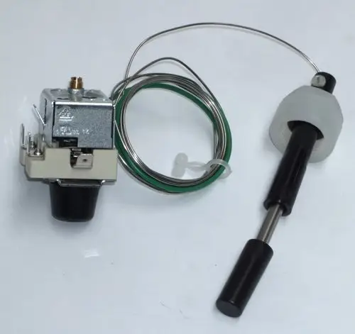 Daikin Abgas-Schaltgerät mit einem Gehäuse, Anschlussklemmen, einem langen Metallfühler und einer Verbindung für einen Schwimmer, geeignet für spezifische Heizungsanlagen.